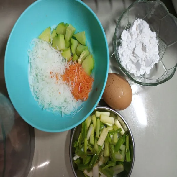 Siapkan daun bawang, telur, tepung tapioka, wortel, labu siam dan bihun.