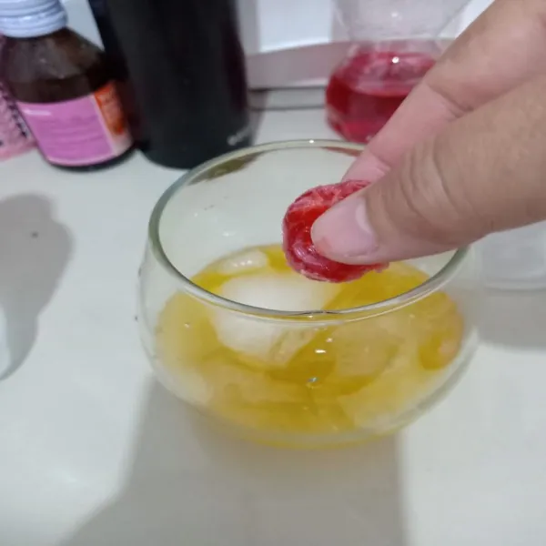 Masukkan buah cherry ke dalam gelas.