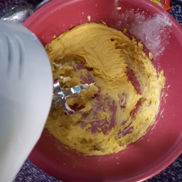 Mixer margarin, gula halus dan kuning telur, aduk sampai tercampur rata.