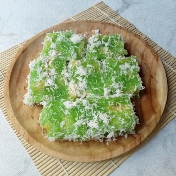 Potong-potong kue setelah mulai dingin, lalu baluri dengan kelapa parut dan siap disajikan.