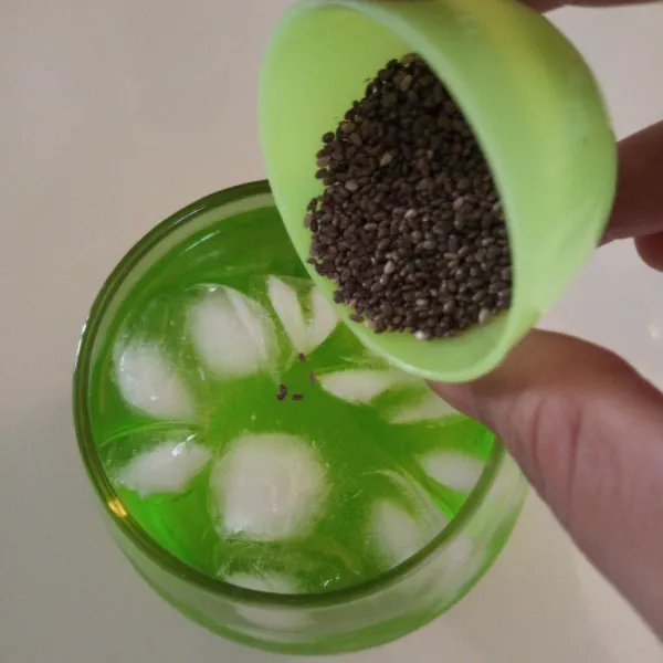 Aduk dan tambahkan biji chia atau selasih ke dalamnya.