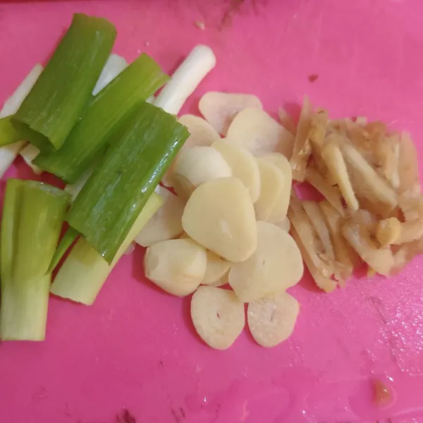 Potong-potong daun bawang, jahe dan bawang putih.