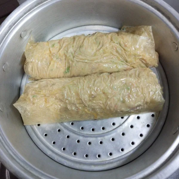 Siapkan panci kukusan untuk mengukus chicken roll sekitar 15-20 menit dan cek kematangan.
