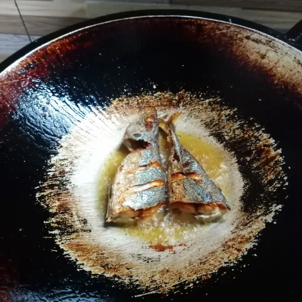 Goreng ikan dalam minyak panas sampai matang.
