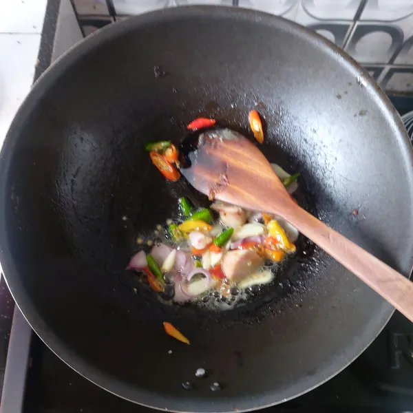 Tumis bumbu dengan sedikit minyak menggunakan api kecil hingga wangi.