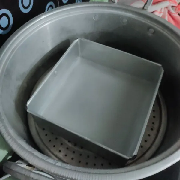 Panaskan kukusan, alasi tutup dengan kain bersih.
Tuang 120 ml warna putih ke dalam loyang yang sudah dioles minyak tipis-tipis dan alasi plastik, kukus selama 10 menit, tuang lagi warna ungu begitu seterusnya, terakhir kukus selama 15-20 menit, matikan kompor.