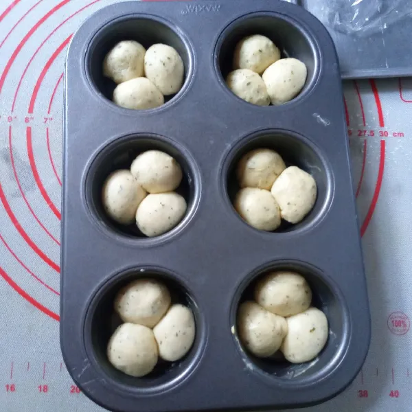 Kempeskan adonan dan ulen sebentar. 
Bulatkan kecil-kecil, masukkan ke dalam cetakan muffin, masing-masing 3 bulatan.