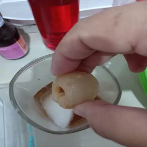 Beri buah leci ke dalam gelas.