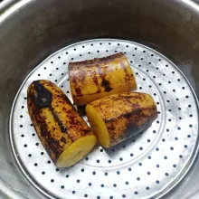 Kukus pisang tanduk sampai matang. 
Angkat.