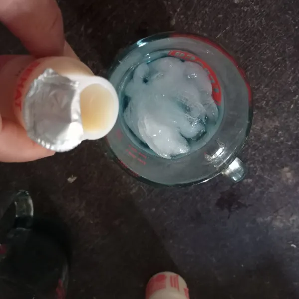 Masukkan yakult aduk aduk, es yakult siap di nikmati.
