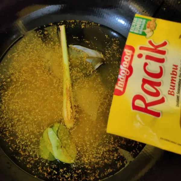 Didihkan air bersama bumbu aromatik. Masukkan bumbu instan, garam, lada bubuk dan ketumbar bubuk, masak hingga mendidih.
