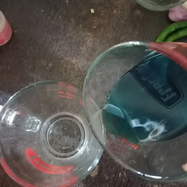 Masukkan gelas sirup melon.