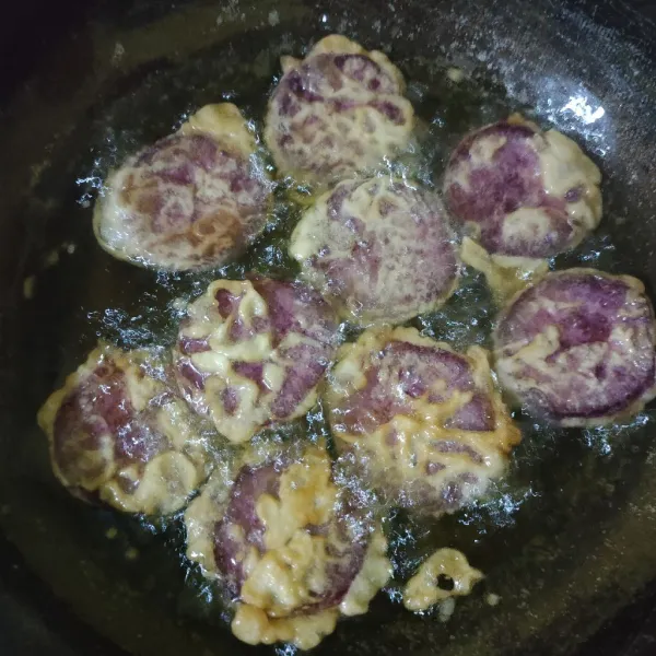 Goreng dalam minyak panas hingga matang.