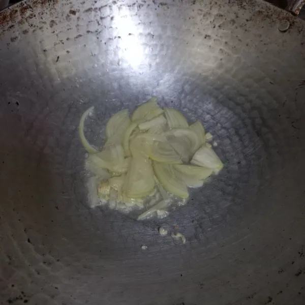 Tumis irisan bawang bombay dan bawang putih cincang hingga harum.