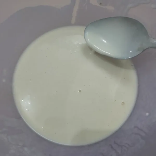 Masukkan air sedikit demi sedikit sambil diaduk hingga tercampur rata (kekentalan sedang).