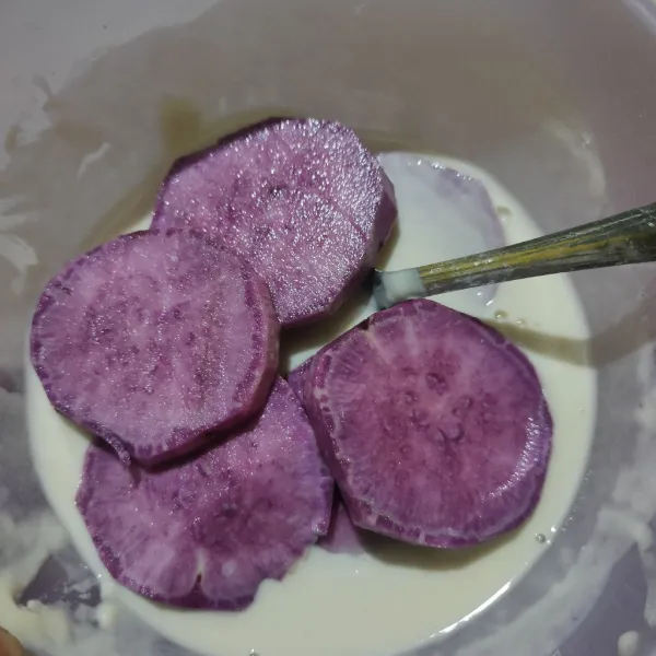 Masukkan ubi ungu kedalam adonan basah.