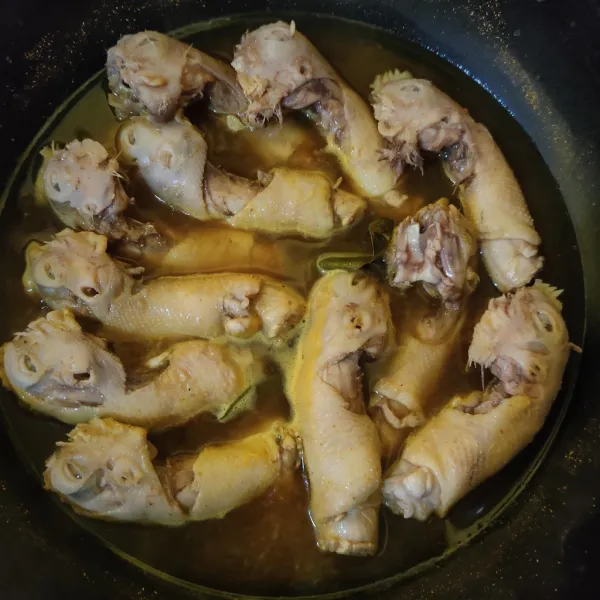 Masukkan kepala ayam, aduk rata (tutup wajan, jangan lupa sesekali diaduk agar matang merata).