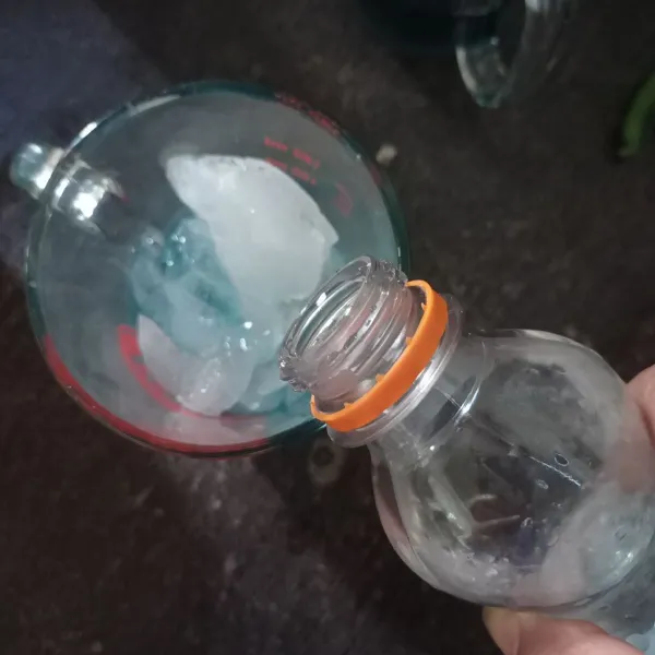 Masukkan es batu, air soda.