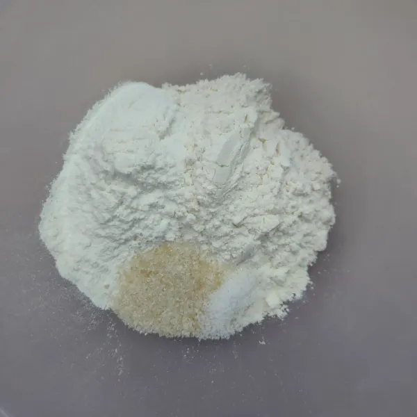 Campurkan tepung terigu, tepung beras ketan, gula pasir, dan garam, aduk rata.