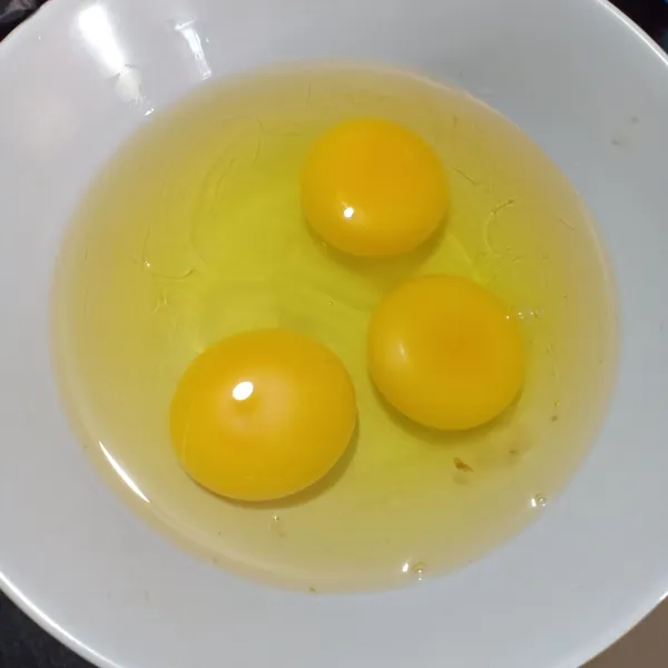 Pecahkan telur dalam mangkuk, kocok lepas.