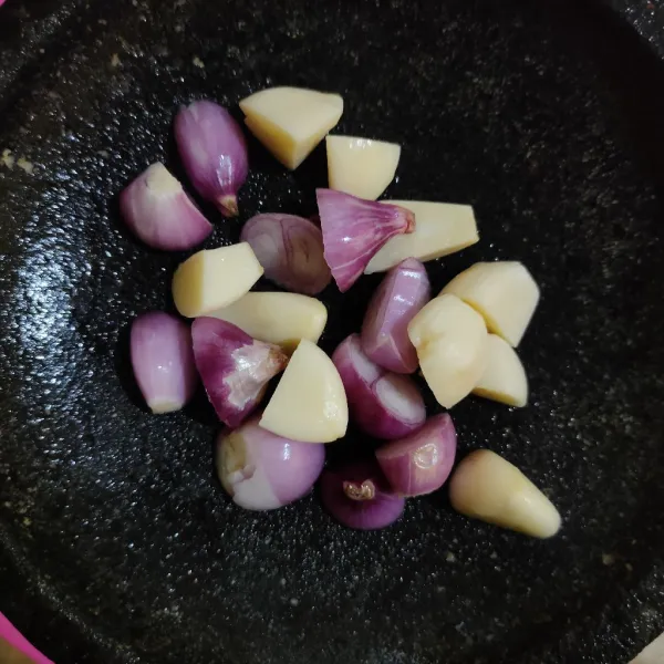 Ulek bawang merah dan bawang putih.