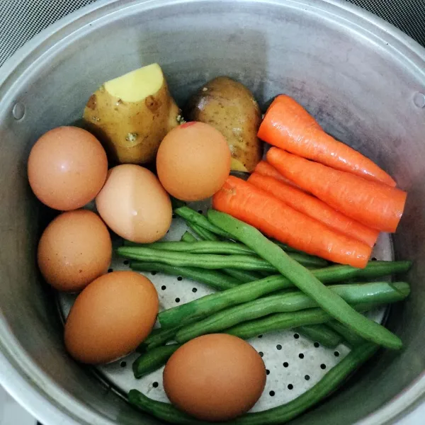 Cuci bersih telur, wortel, buncis dan kentang, lalu kukus hingga matang.