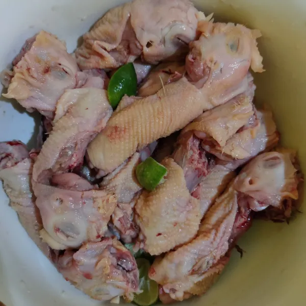 Cuci bersih kepala ayam, beri perasan jeruk nipis. Diamkan selama 10 menit.