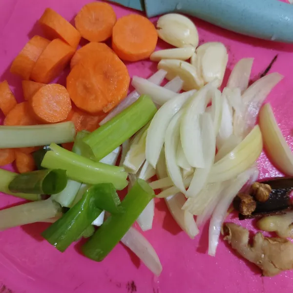 Potong wortel, daun bawang dan bawang bombai. Geprek bawang putih dan jahe.