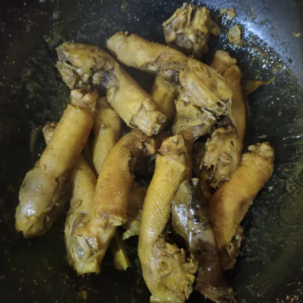 Masak menggunakan api sedang hingga bumbu meresap dan air menyusut, matikan api.