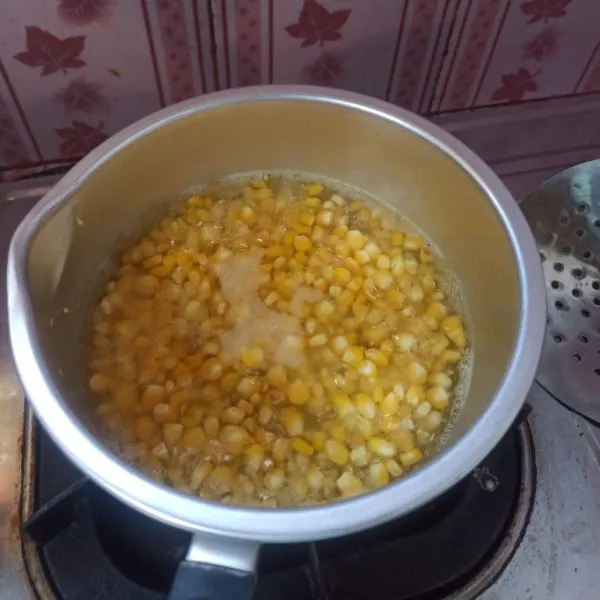 Rebus air hingga mendidih, setelah mendidih masukkan jagung, rebus sampai matang.