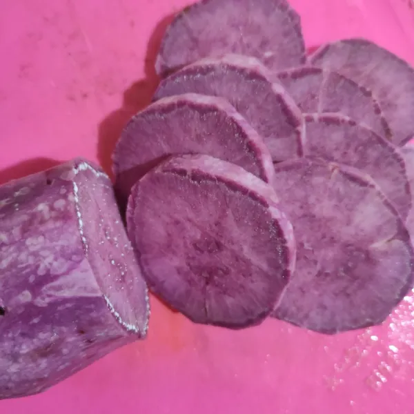 Kupas ubi, cuci bersih, potong-potong (lebih suka potongan yang tipis, lebih enak saat dimakan).