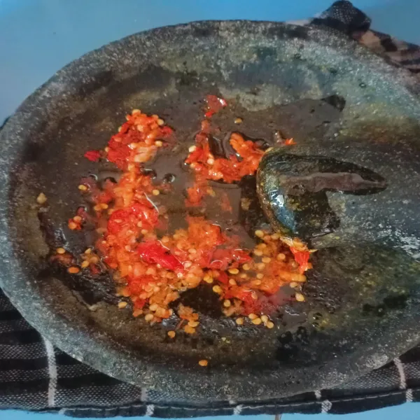 Tambahkan minyak panas.