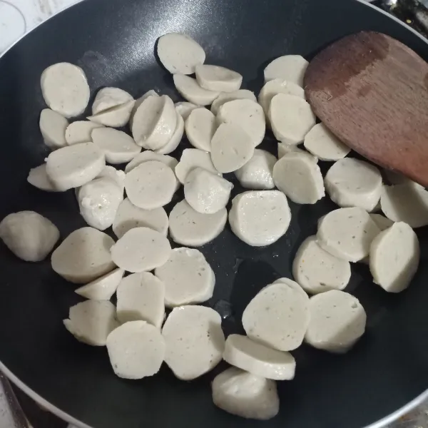 Tumis pentol dengan sedikit minyak.