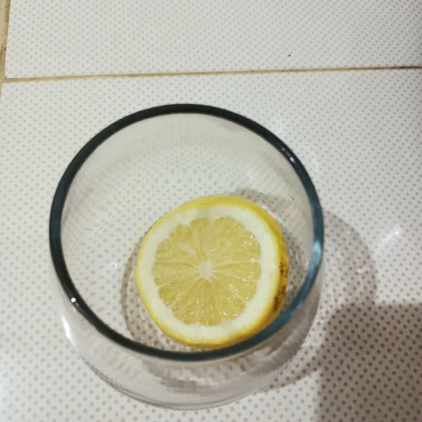 Letakkan 1 slice buah lemon dalam gelas.