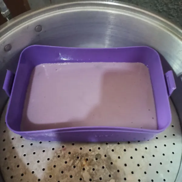 Panaskan kukusan. Kukus bagian putih dulu selama 7 menit di loyang/wadah yang sudah diolesi minyak (untuk ketebalanya sesuaikan selera). Kemudian warna ungu muda, warna putih, lalu warna ungu tua. Kemudian terakhir kukus selama 15-20 menit.