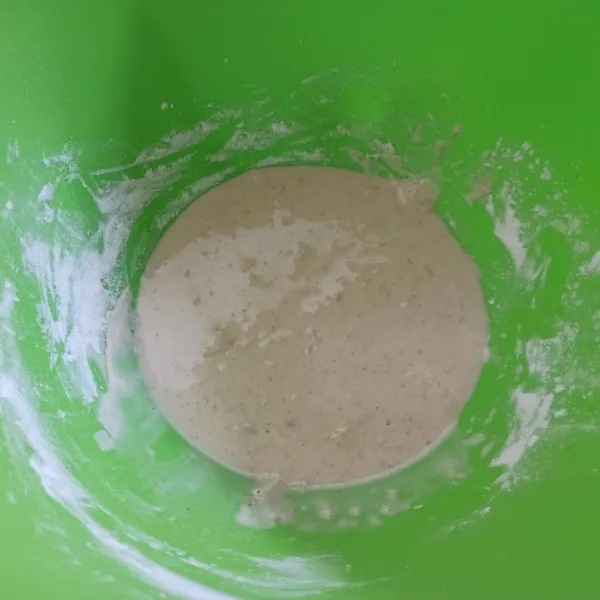 Campur tepung tapioka dan bahan bumbu, aduk rata kemudian tambahkan air panas secukupnya, aduk hingga mengental.
