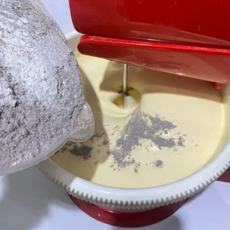 Masukkan tepung ketan hitam dan baking powder yang sudah diayak sedikit demi sedikit dengan kecepatan rendah.