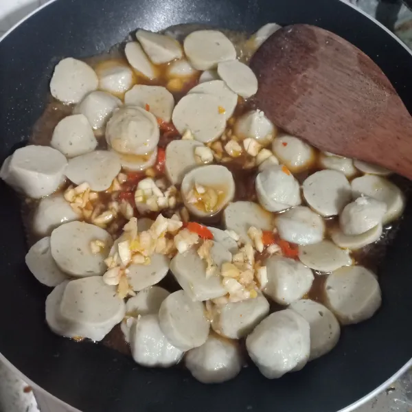 Masukkan bahan bumbu yang sudah dcampur, masak sampai matang.