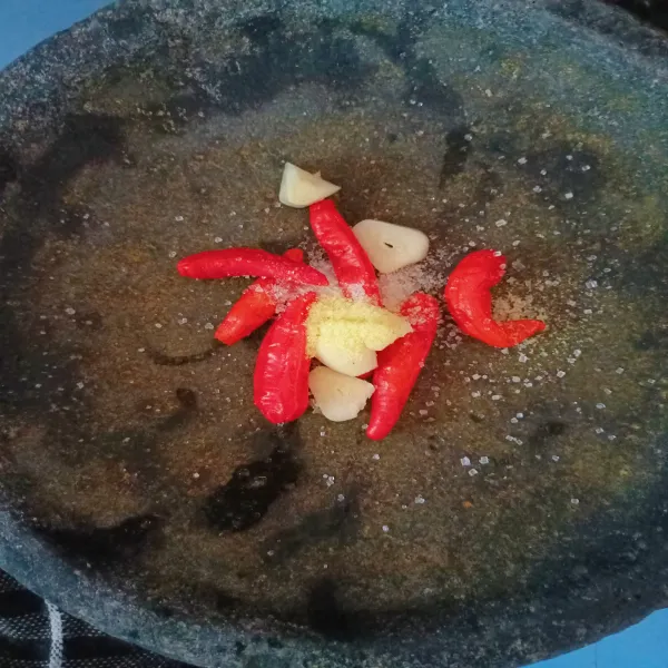 Siapkan cabe rawit dan bawang putih.