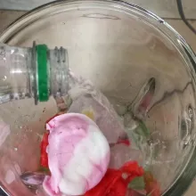Tambahkan eskrim dan air soda