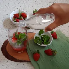Tuangkan air soda
