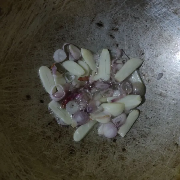 Tumis bawang merah dan bawang putih hingga harum.