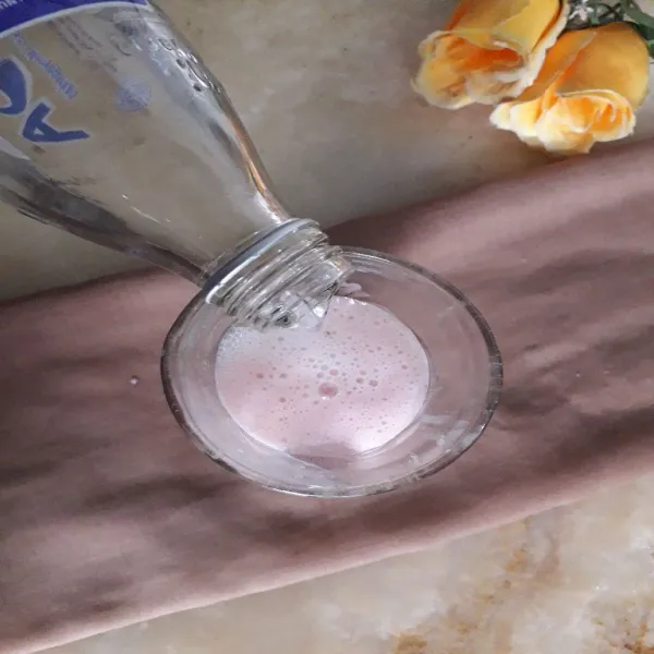 Masukan air soda hingga penuh, boleh dihias dengan cream dan saus strawbwrry untuk memperindah penampilan.