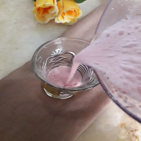 Masukan hasil blender kedalam gelas.