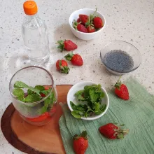 Masukkan sebagian strawberry dalam wadah, tambahkan daun mint dan air jeruk nipis, hancur hancurkan menggunakan garpu