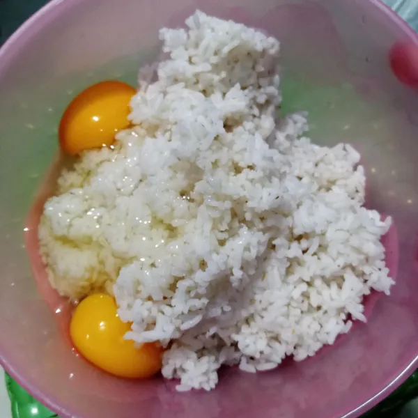 Campur nasi dengan telur, aduk rata .