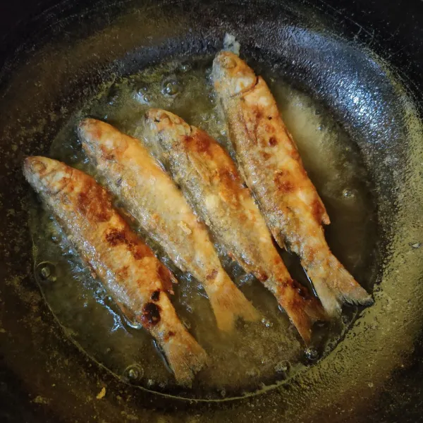 Goreng hingga matang (menggunakan api sedang cenderung kecil agar ikan matang merata).