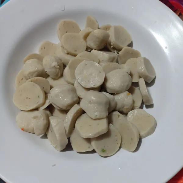 Siapkan pentol, potong koin.