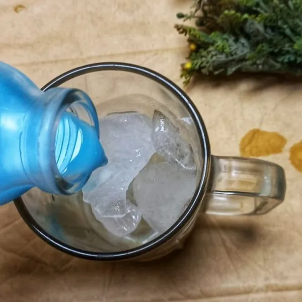 Tambahkan sirup biru ke dalam gelas.