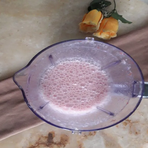 Blender strawberry, air, susu bubuk dan gula cair.